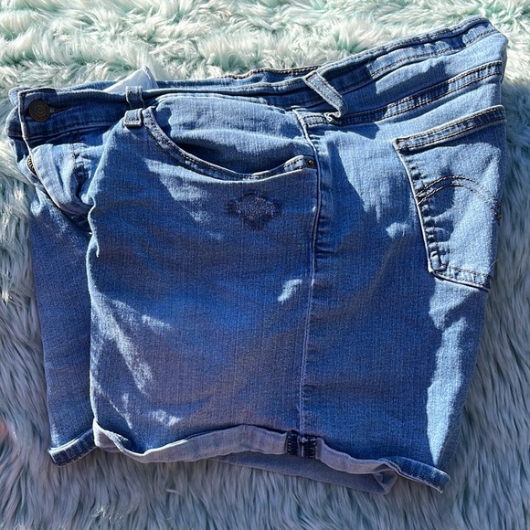 MID LENGTH WOMEN'S SHORTS - Picture 5 of 8
